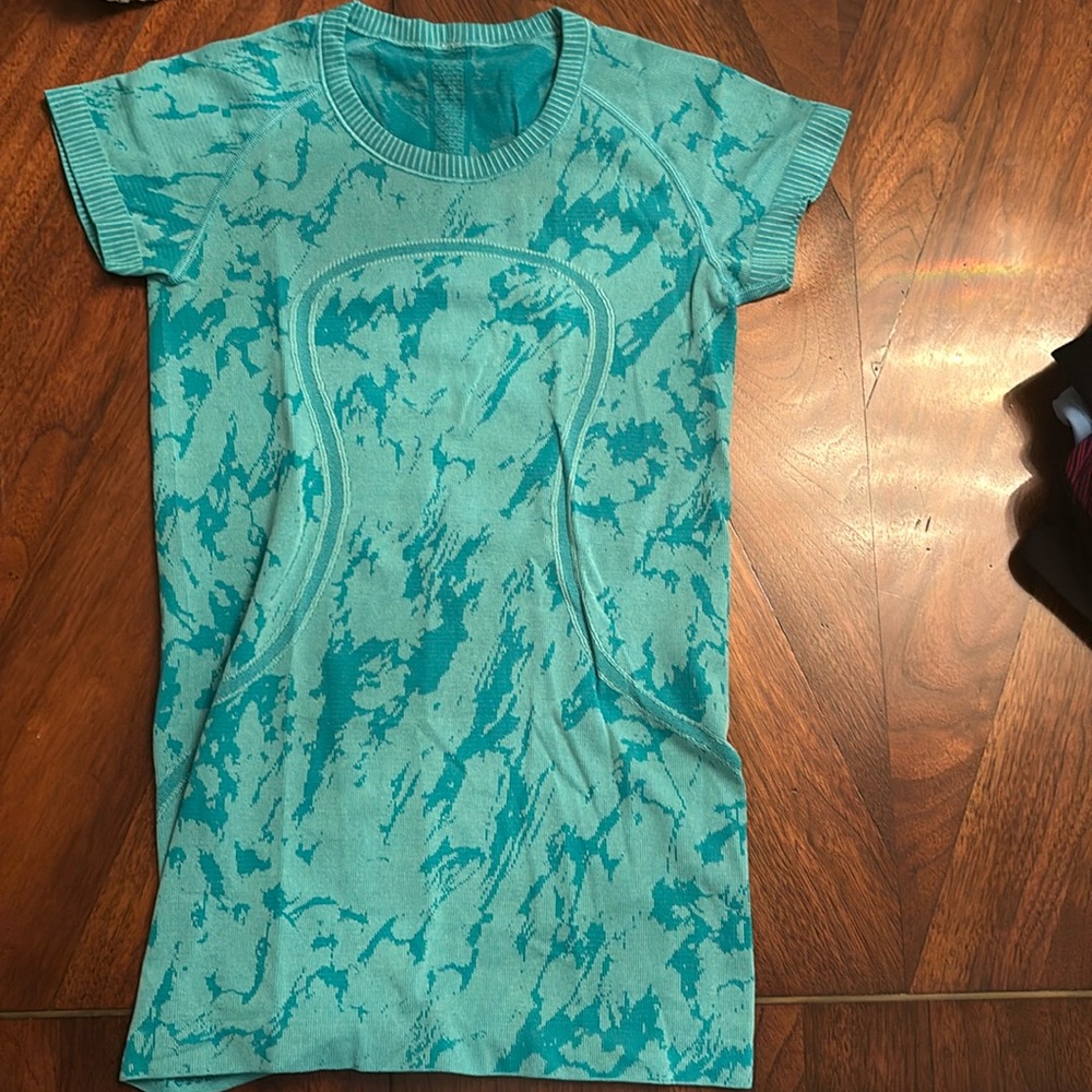 Lululemon Tech Short-Sleeve Shirt, Size 2-4, Hip Length